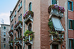 267: 712391-alte-Balkone-mit-Blumen-in-Venedig.jpg