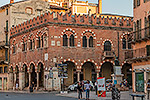 570: 713040-Verona-Piazza-delle-Erbe.jpg