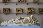 746: 713383-Sarcofago-Platte-im-Museo-degli-Innocenti.jpg