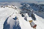 22: 032150-verschneite-Haeuser-Gipfel.jpg